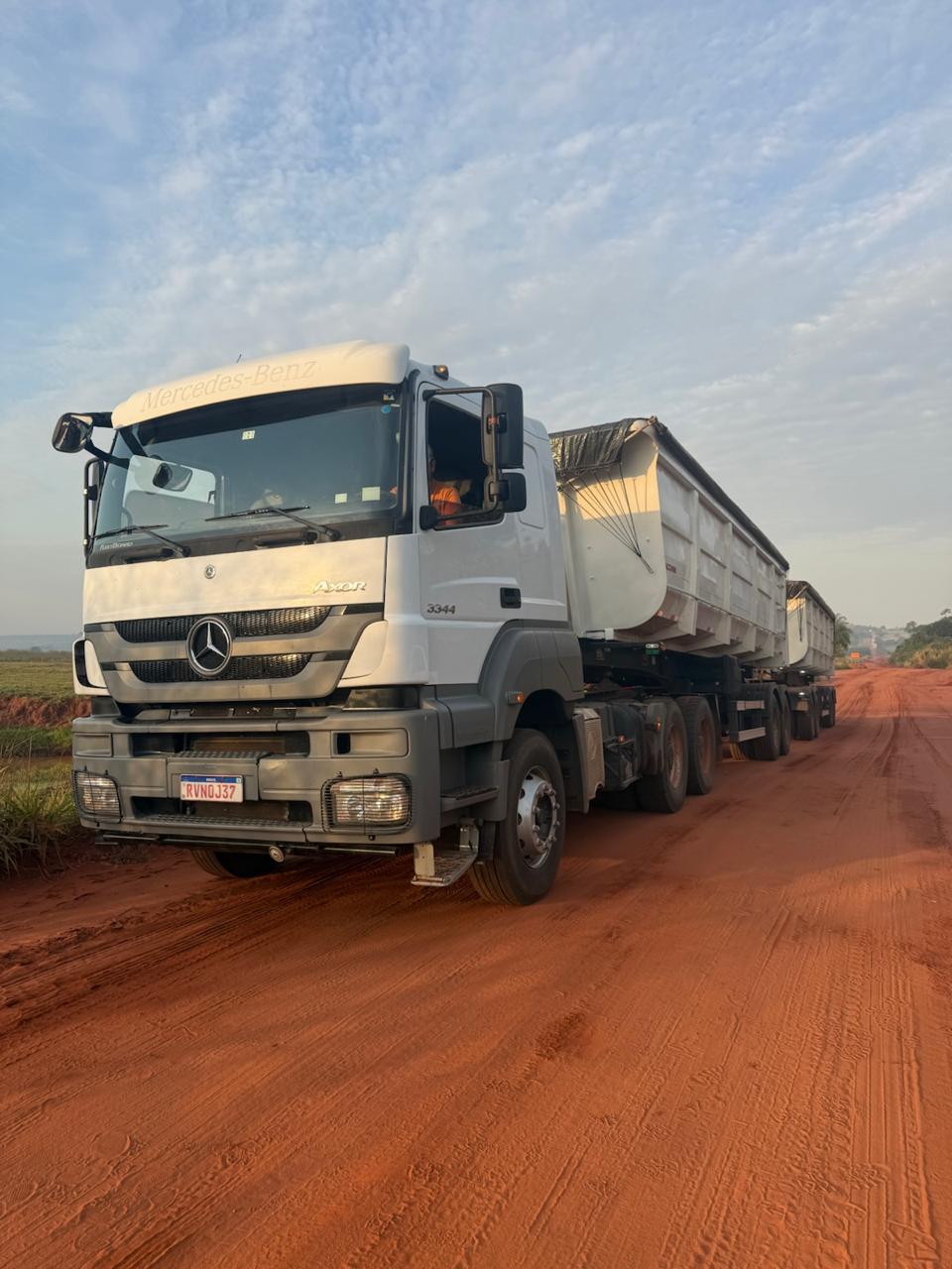 Mercedes-Benz Axor 3344 MillS com rodocaçamba